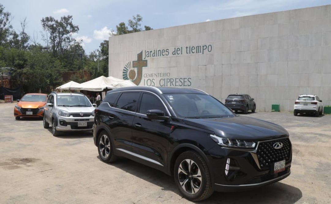 Los cuerpos de Jonathan Meléndez, su esposa Ana Paula y su hija Sofía llegaron al panteón Los Cipreses. Foto Carlos Mejía/ El Universal