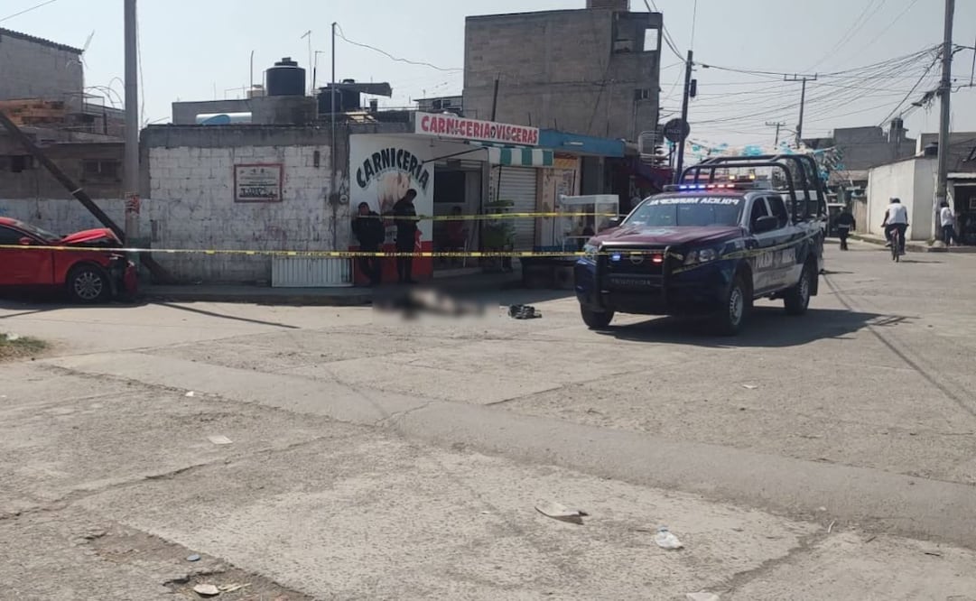 Pobladores de Santa Cruz Teoloyucan se congregaron tras perseguir a los presuntos agresores. Foto Especial