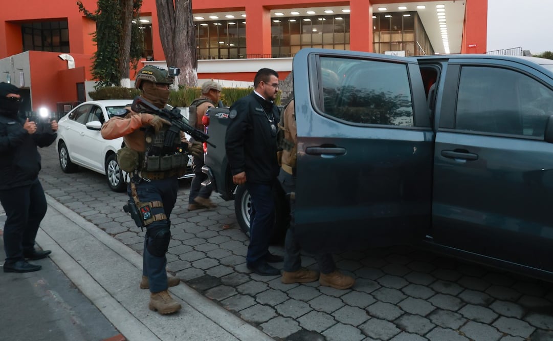 Autoridades del Estado de México formalizan el ingreso del chofer, quien intentó evadir la justicia mediante el cohecho en Calimaya. Foto Alejandro Vargas / El Universal