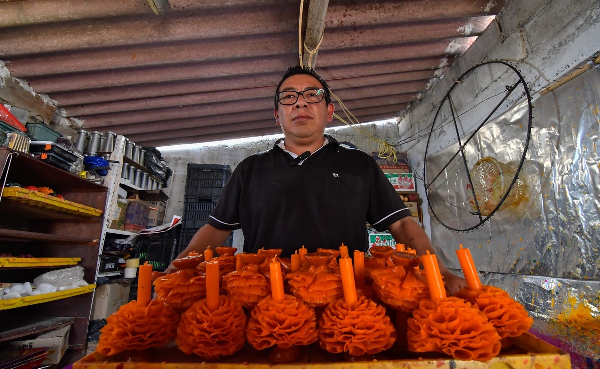 Para la temporada de Día de Muertos elabora cerca de 4 mil piezas / Foto Arturo Hernández
