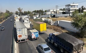 Caos vial en la México-Querétaro; impactan obras de Periférico