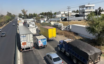 Caos vial en la México-Querétaro; impactan obras de Periférico