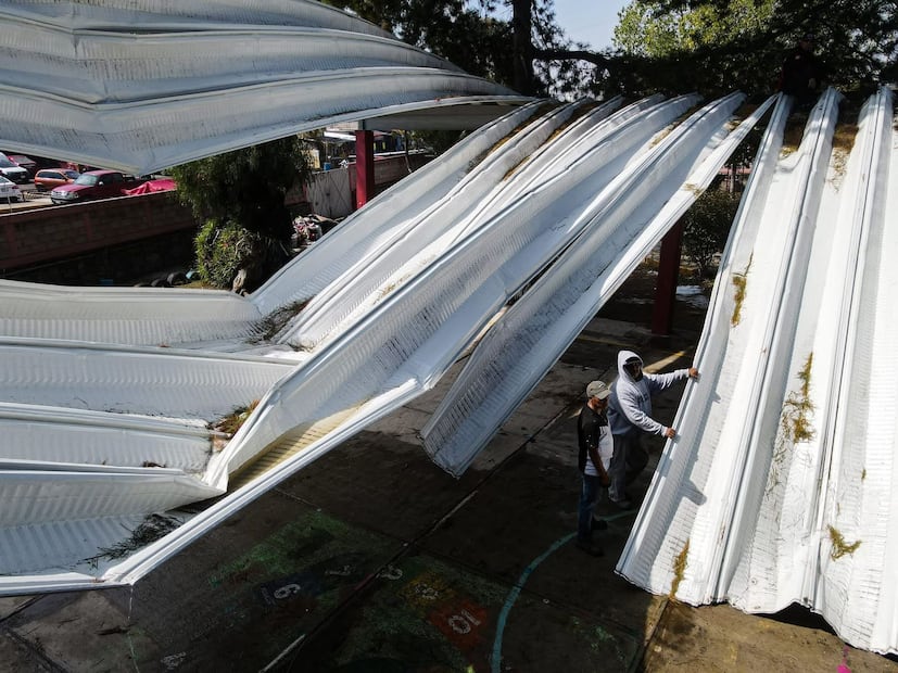 Labores de retiro de escombros en el jardín de niños de Maquixco tras el derrumbe de la techumbre principal. Foto Especial