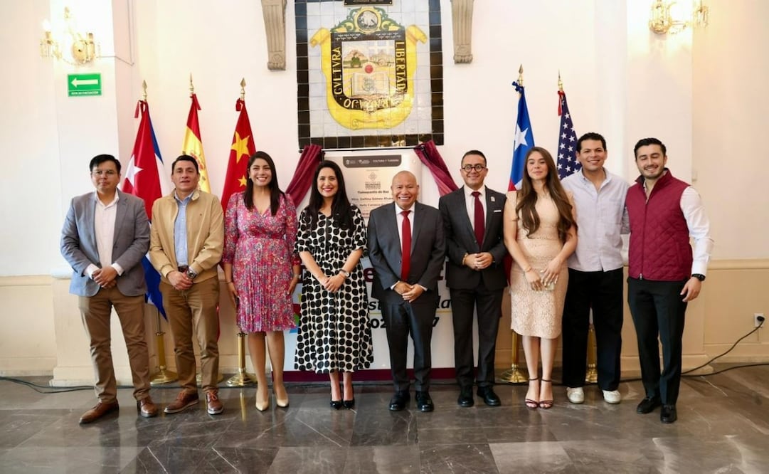 El alcalde Raciel Pérez Cruz y la secretaria Nelly Carrasco develan la placa que acredita a Tlalnepantla como referente en turismo de reuniones. Foto Especial
