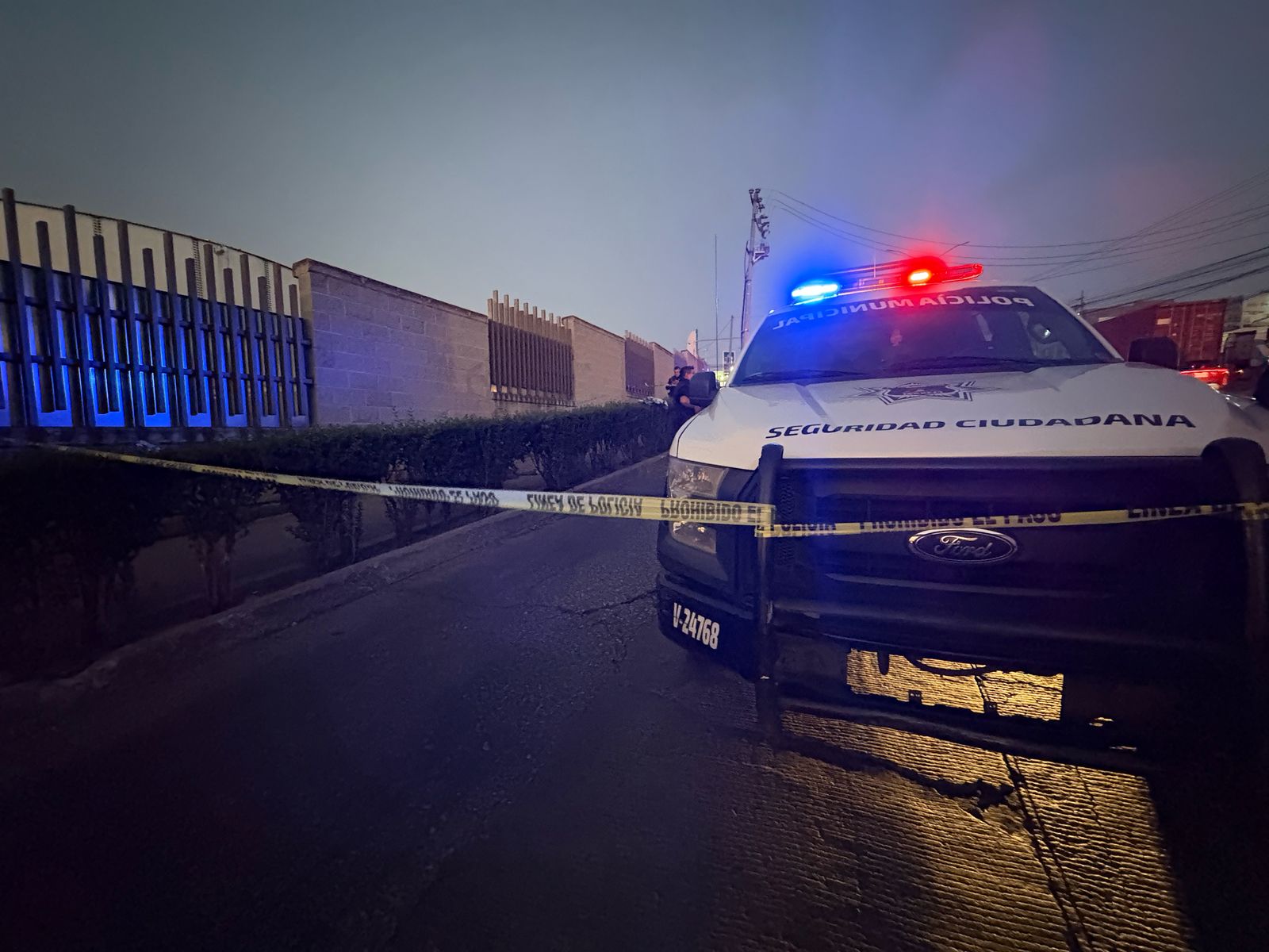 Paramédicos y policías acordonaron la zona, mientras peritos de la Fiscalía realizan el levantamiento del cadáver. Foto Arturo Contreras