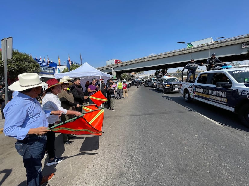 Autoridades de Ecatepec, encabezadas por la alcaldesa Azucena Cisneros, dieron el banderazo de salida al operativo que busca la seguridad de los peregrinos. Foto Especial