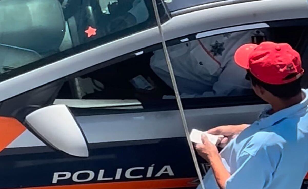 Un Policía de Tránsito fue sorprendido recibiendo “una mordida” por parte de un automovilista en Toluca. Foto: Especial