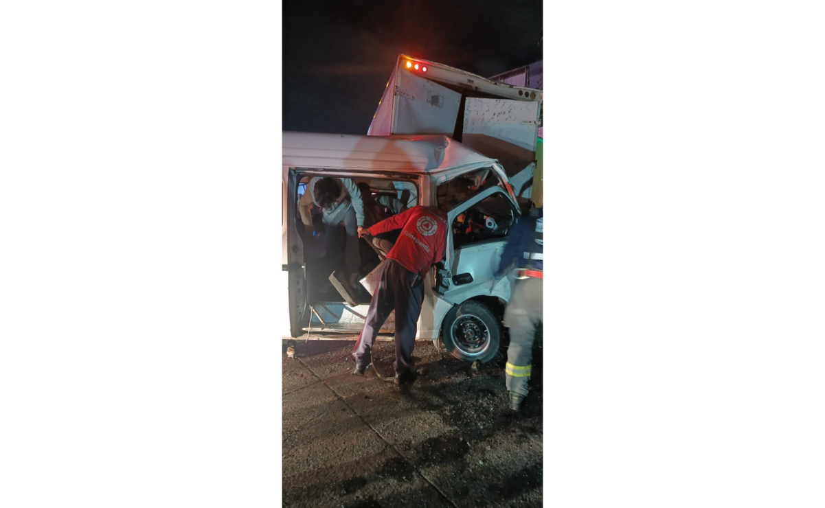 Una persona quedó prensando en una camioneta, tras el hoque múltiple. Foto: Especial