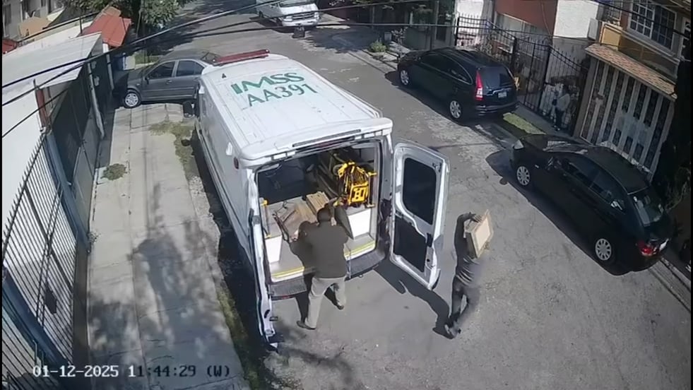 ¡Insólito desvío! Captan ambulancia del IMSS repartiendo azulejos en casa particular en Cuautitlán Izcalli