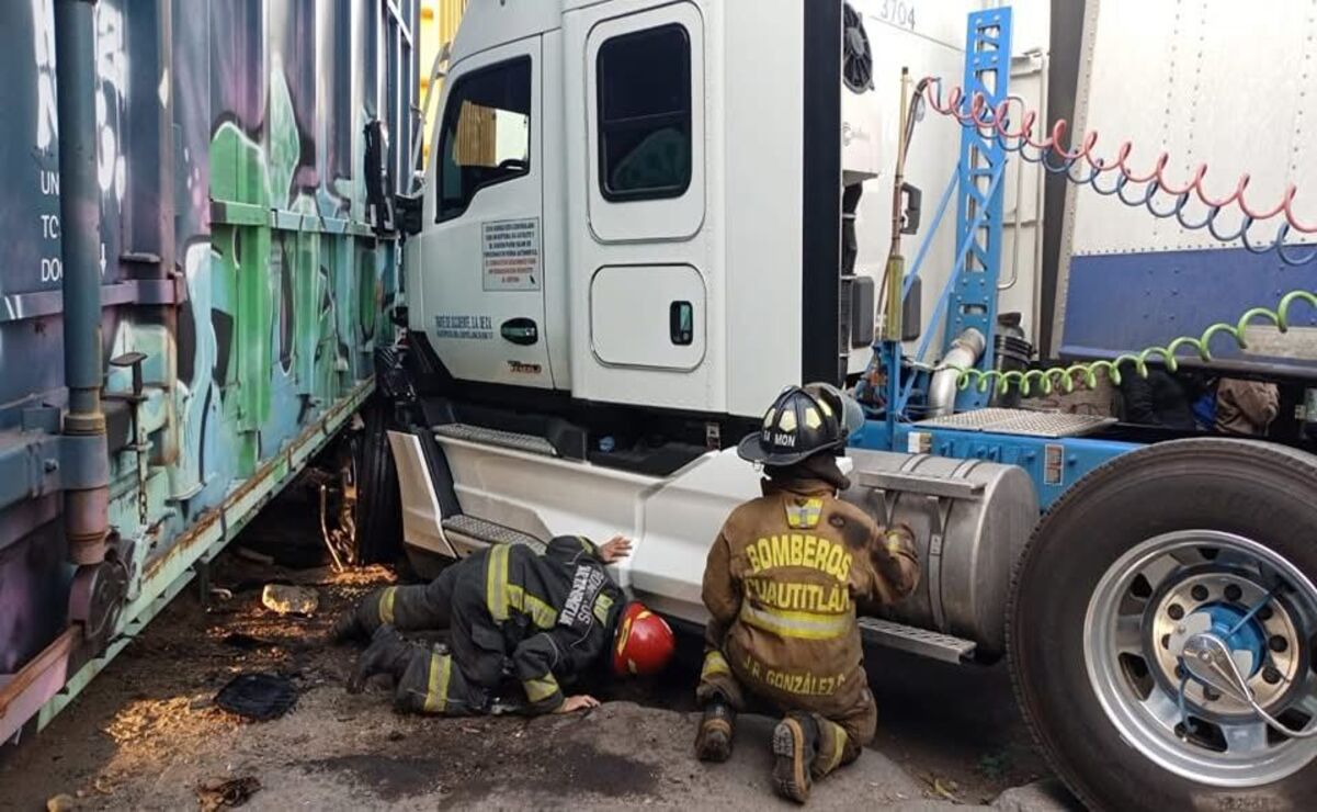 Cuautitlán Izcalli: Cierran circulación tras impacto de tráiler contra ferrocarril