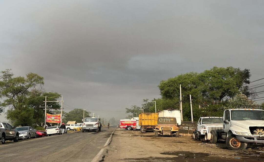 El humo tóxico provocado por el incendio en un depósito de desperdicios industriales de CFE ha cubierto la cabecera municipal de Xonacatlán. Foto: Karen Aldama / El Universal Estado de México