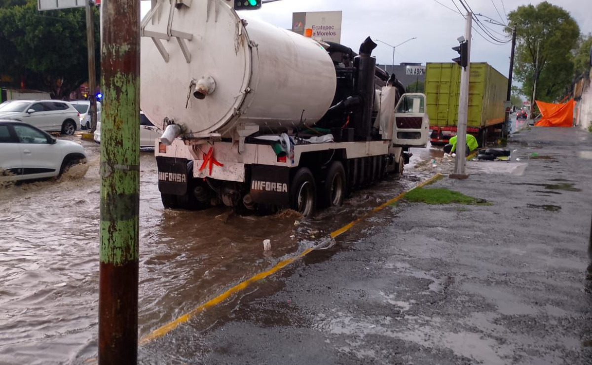 Las intensas lluvias de hoy dejaron calles de Ecatepec bajo el agua. Equipos de emergencia trabajan para desahogar las vialidades y apoyar a los afectados. Foto: Especial