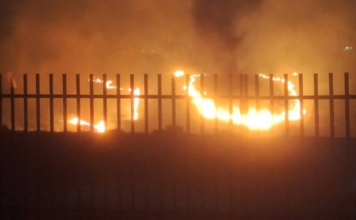 Residentes de Rancho San Juan observan con angustia el avance del fuego ante la tardanza de los cuerpos de bomberos. Foto: Especial