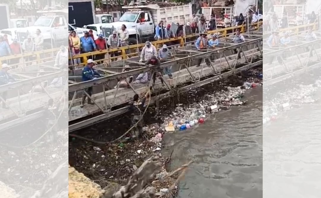 Elementos de Protección Civil seccionaron troncos de árboles para facilitar su extracción del río. Foto Especial