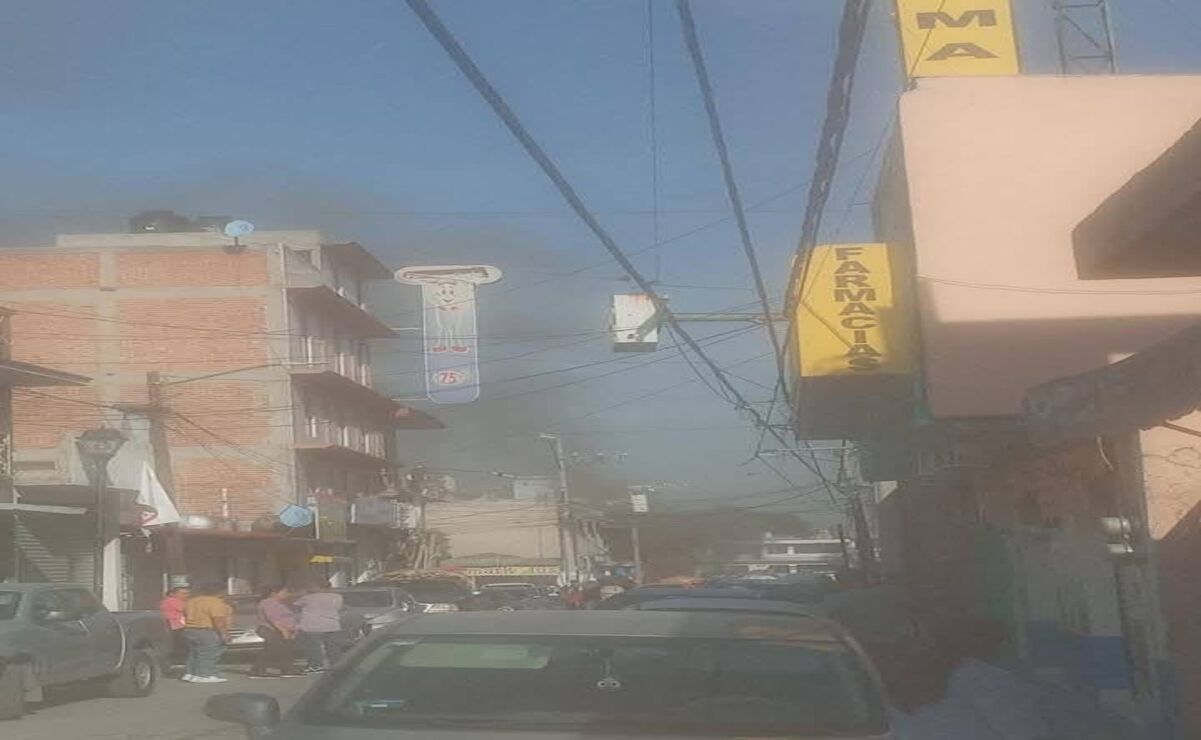 La fuerte explosión generó una intensa llamarada y columna de humo que movilizó a los servicios de emergencia de protección civil. Foto: Especial
