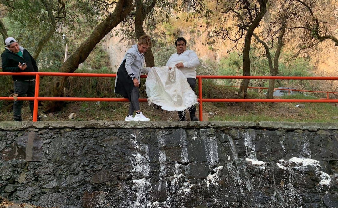 Ciudadanos y autoridades unen fuerzas para limpiar el Río Lerma utilizando cascarones de huevo Foto: Especial