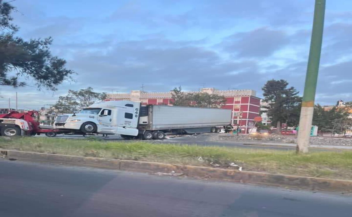 Tráiler volcado genera caos vial en la carretera Naucalpan-Toluca