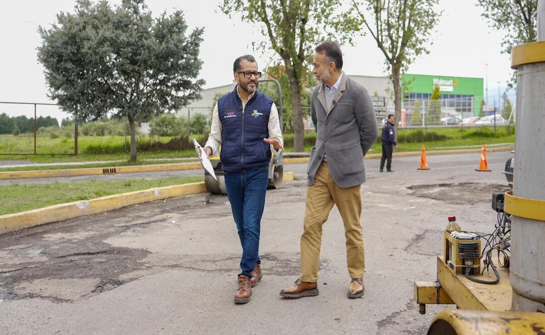 El alcalde de Metepec supervisó los trabajos de renovación del pavimento sobre Paseo de San Isidro. Foto: Especial