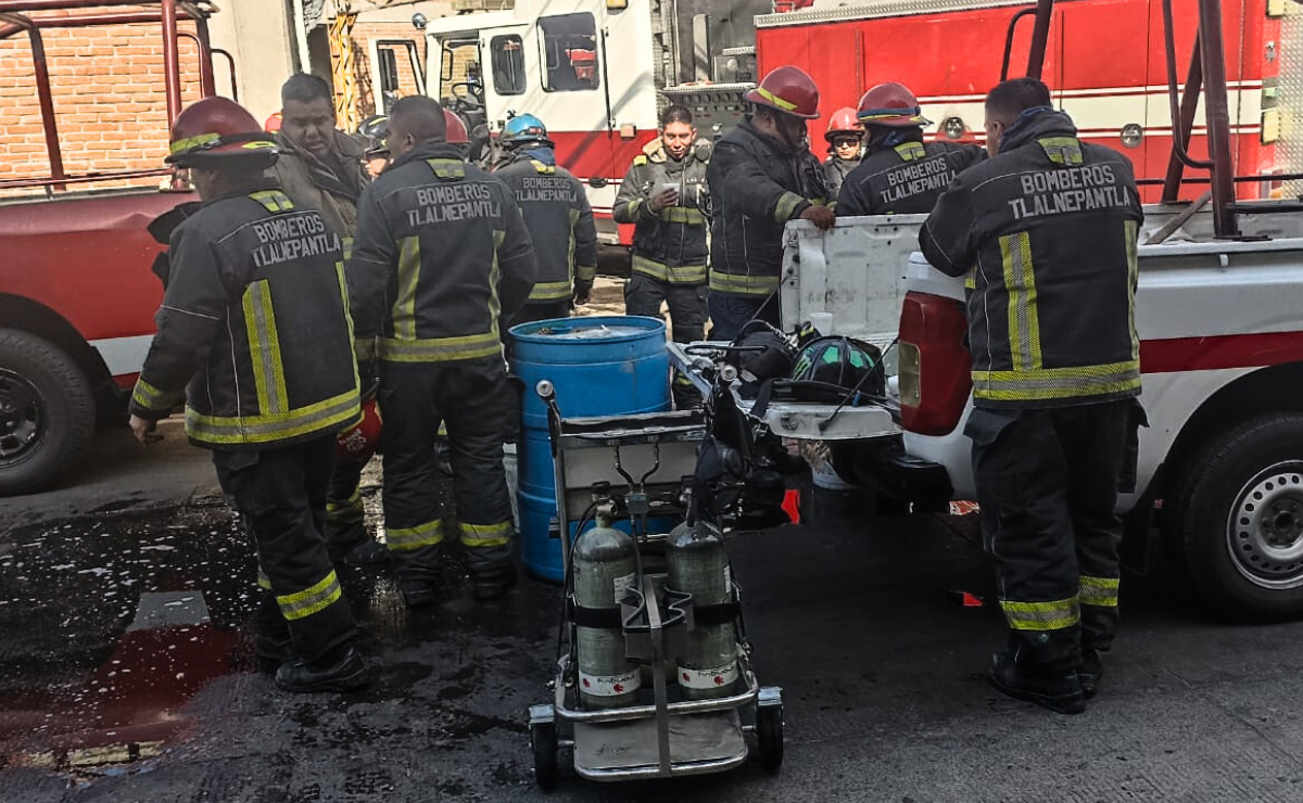 Bomberos de Tlalnepantla trabajan para controlar el incendio en la fábrica de productos químicos Foto: Especial