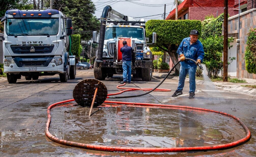 Labores de desinfección y lavado de cisternas en Huixquilucan tras las afectaciones por las tormentas. Foto Especial