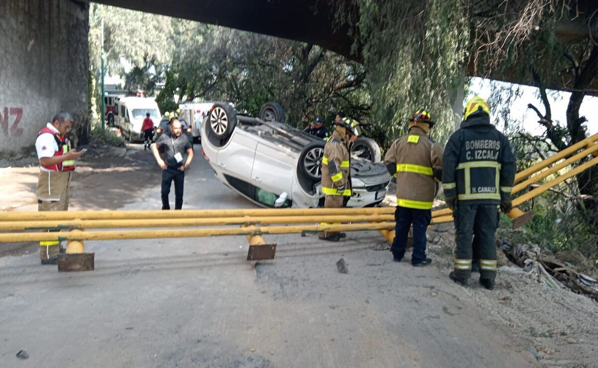 La camioneta Buick de color blanco derribó el barandal del puente, por lo que los tubos y la unidad siniestrada fueron retirados del camino para poder liberar la circulación. Foto: Especial