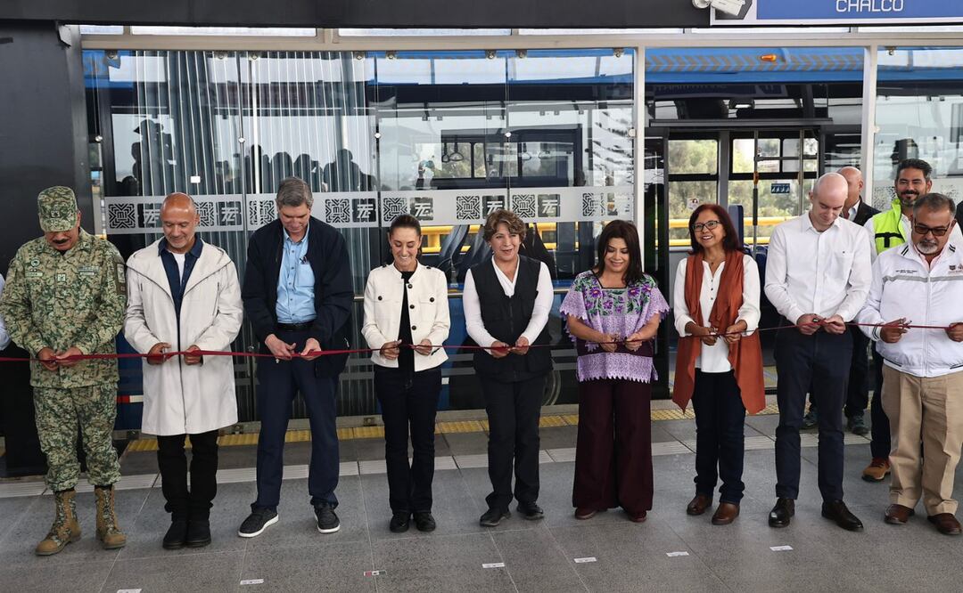 Claudia Sheinbaum, acompañada por la Jefa de Gobierno de la CDMX, Clara Brugada, y la gobernadora del Edomex, Delfina Gómez, durante el inicio de las pruebas operativas del Trolebús Elevado Santa Martha-Chalco Foto: Berenice Fragoso