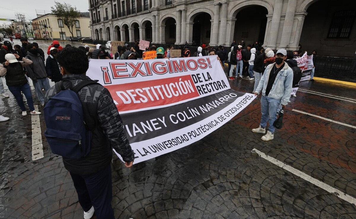 Estudiantes de Otzolotepec se manifiestan frente al Palacio de Gobierno del Edomex