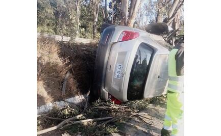 Joven conductor resultó herido tras volcar su camioneta en Ixtlahuaca