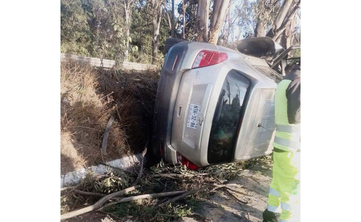 Joven conductor resultó herido tras volcar su camioneta en Ixtlahuaca