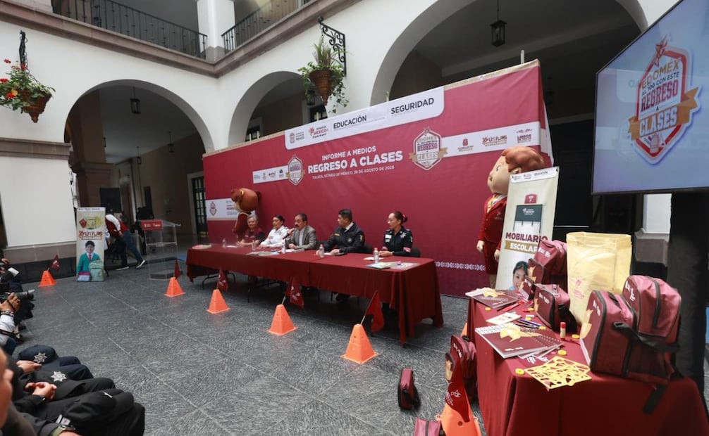 El seguro escolar para alumnos de nivel básico de escuelas públicas cubrirá accidentes desde que salen de casa hasta que regresan. Foto Alejandro Vargas / El Universal