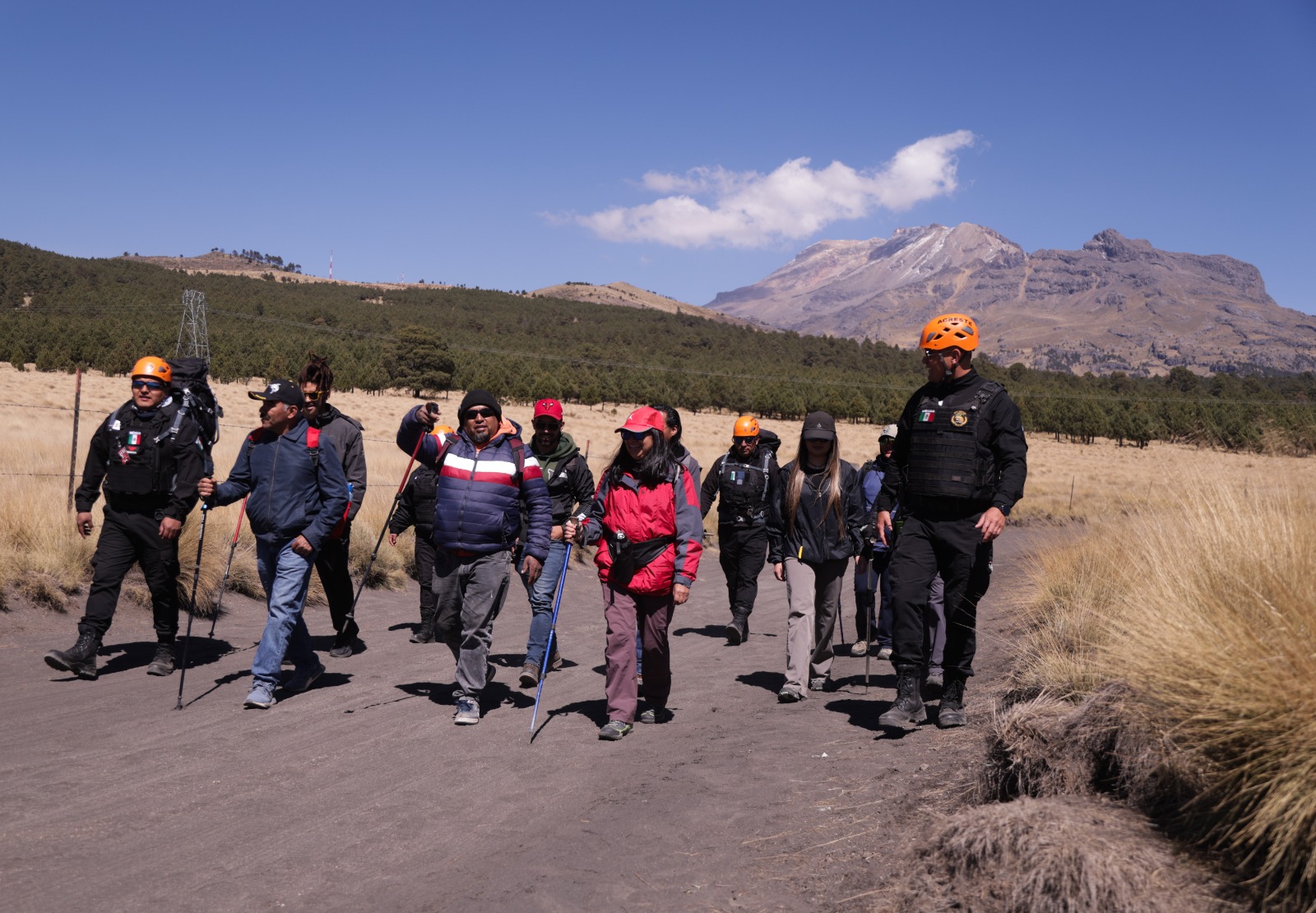 La policía tiene presencia en parajes como el Paso de Cortés y La Joya, donde hace proximidad social y atiende las necesidades de los visitantes. Foto Carlos Mejía