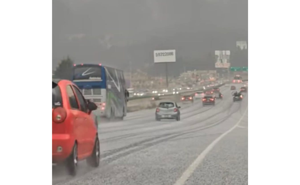 La carretera Toluca-México se viste con Nieve / Foto: Especial