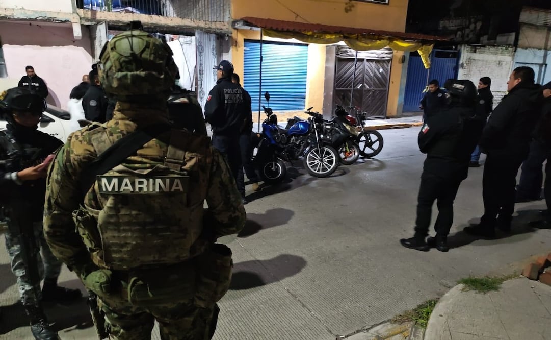 Elementos de la Policía Municipal y cuerpos de auxilio se desplegaron en la calle Oaxaca tras el reporte de detonaciones. Foto Especial