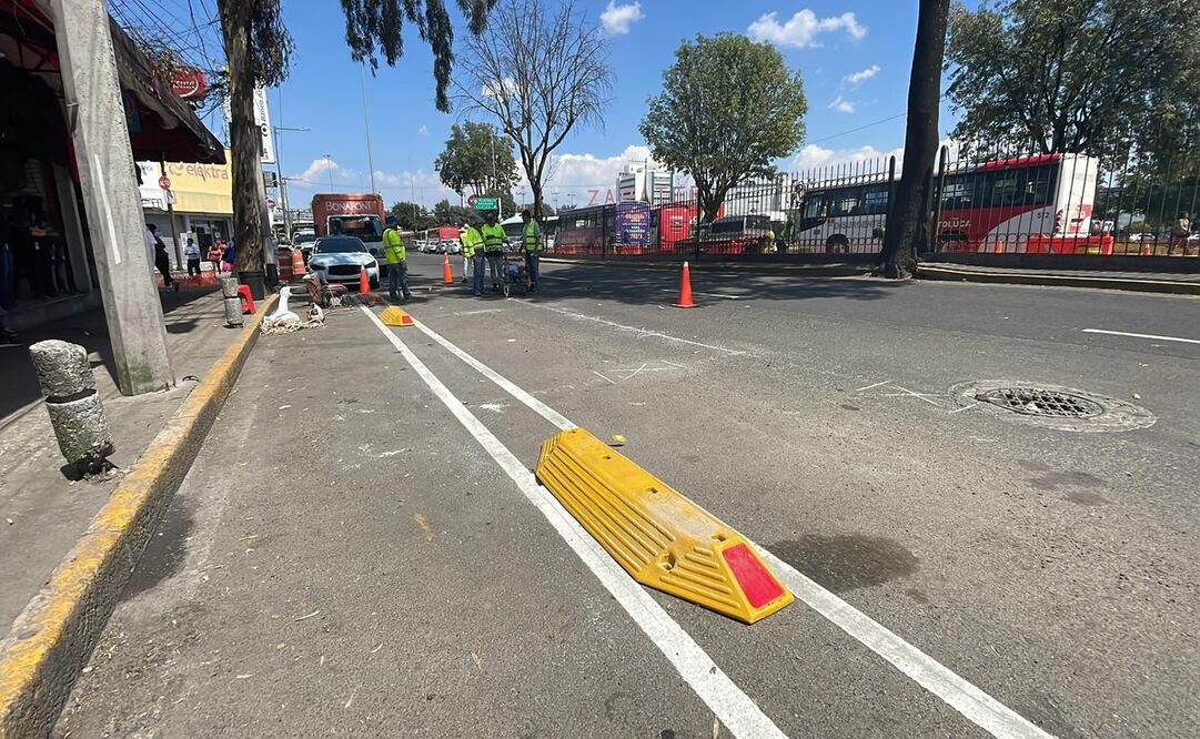 Personal de la Secretaría de Movilidad comenzó con la instalación de bolardos que delimitarán el área de la ciclovía.  Foto: Alejandro Vargas