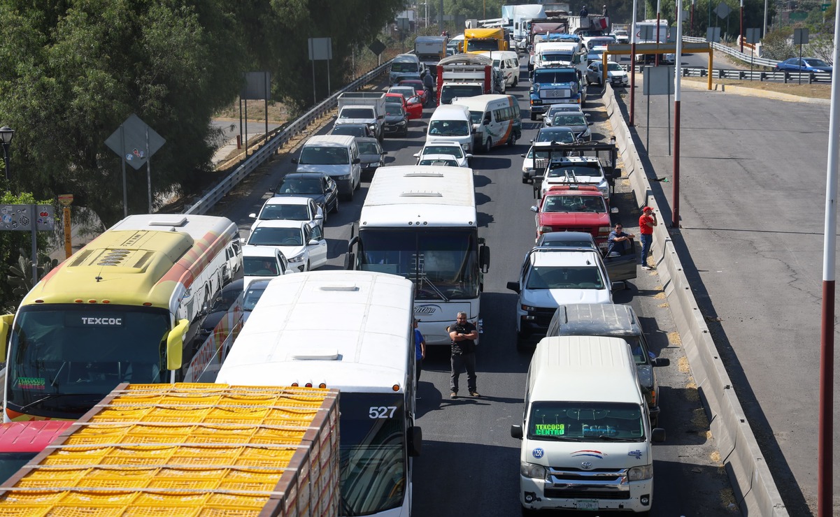 Varios conductores de los vehículos varados exigieron a los manifestantes que los dejaran pasar porque tenían que llegar a su destino. Foto: Luis Camacho | El Universal Estado de México