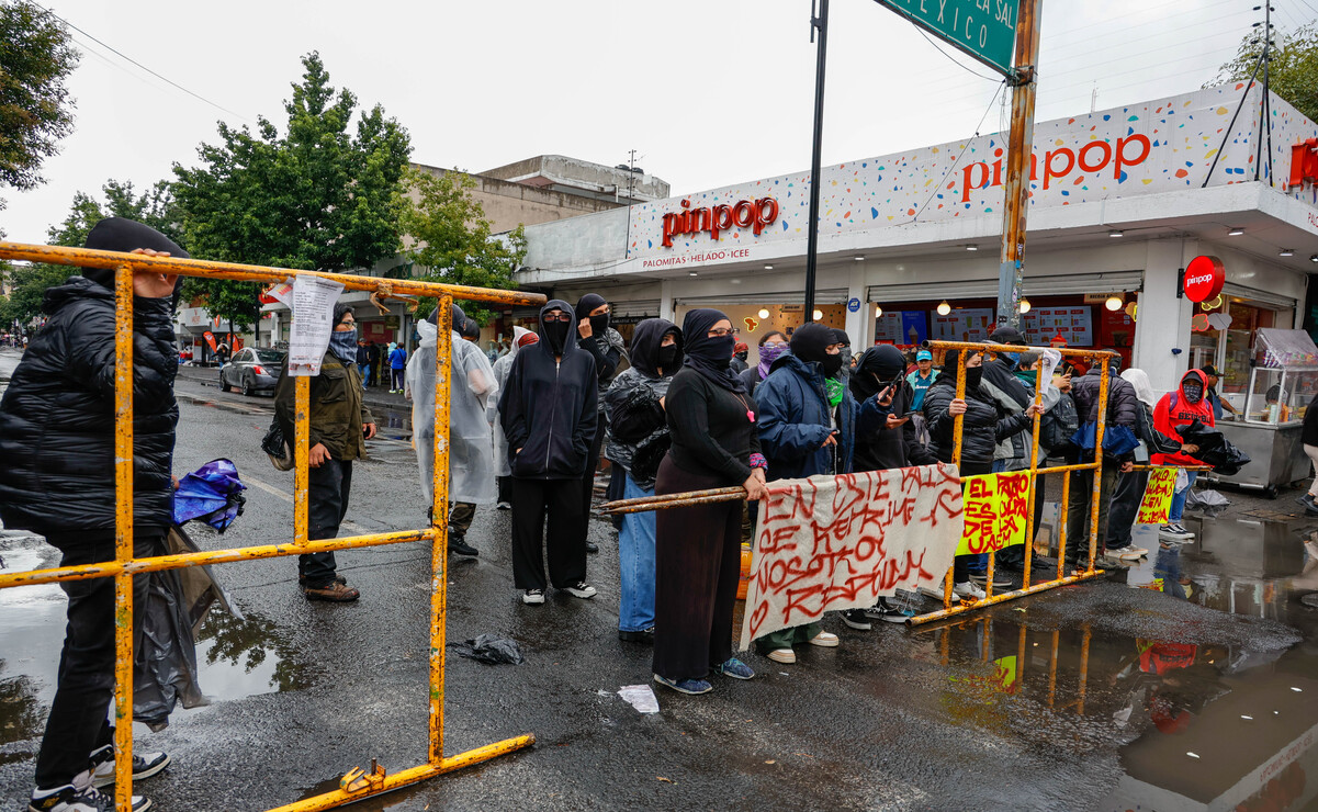Tras el incumplimiento de los acuerdos los  estudiantes bloquearon la circulación en el cruce de Valentín Gómez Farías con Ignacio Rayón y Juárez. Foto: Arturo Hernández/ El Universal Estado de México