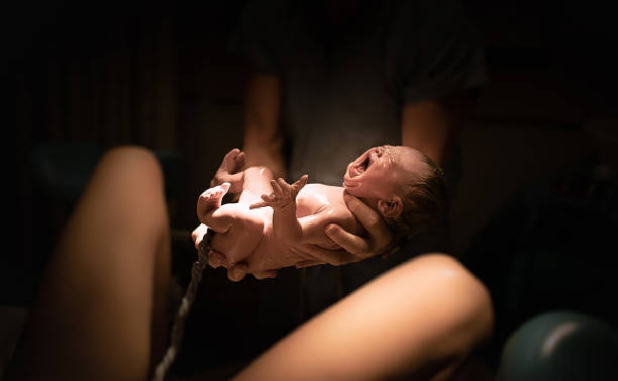 Tras el nacimiento se puede considerar a familiares o amigos que puedan brindar ayuda temporal o permanente antes de tomar una decisión drástica. Foto: iStock