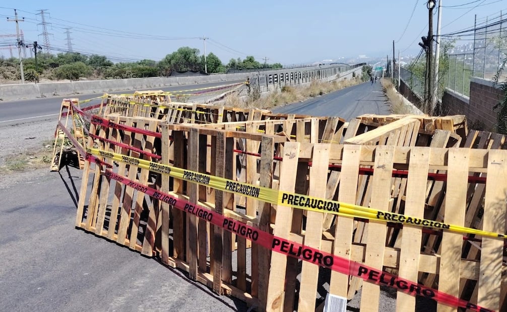 Con tarimas y cintas de peligro, autoridades municipales bloquearon el paso para proteger a peatones y automovilistas. Foto Especial