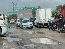 Continúa el caos vehicular en Tultitlán, los trabajos de bacheo quedaron a medias