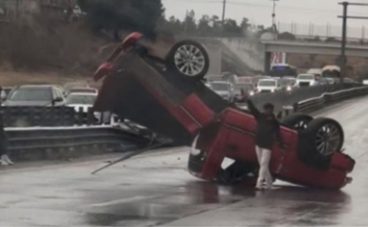 La camioneta volcada en la autopista México-Querétaro, causando tránsito lento y reducción de carriles / Foto: Especial