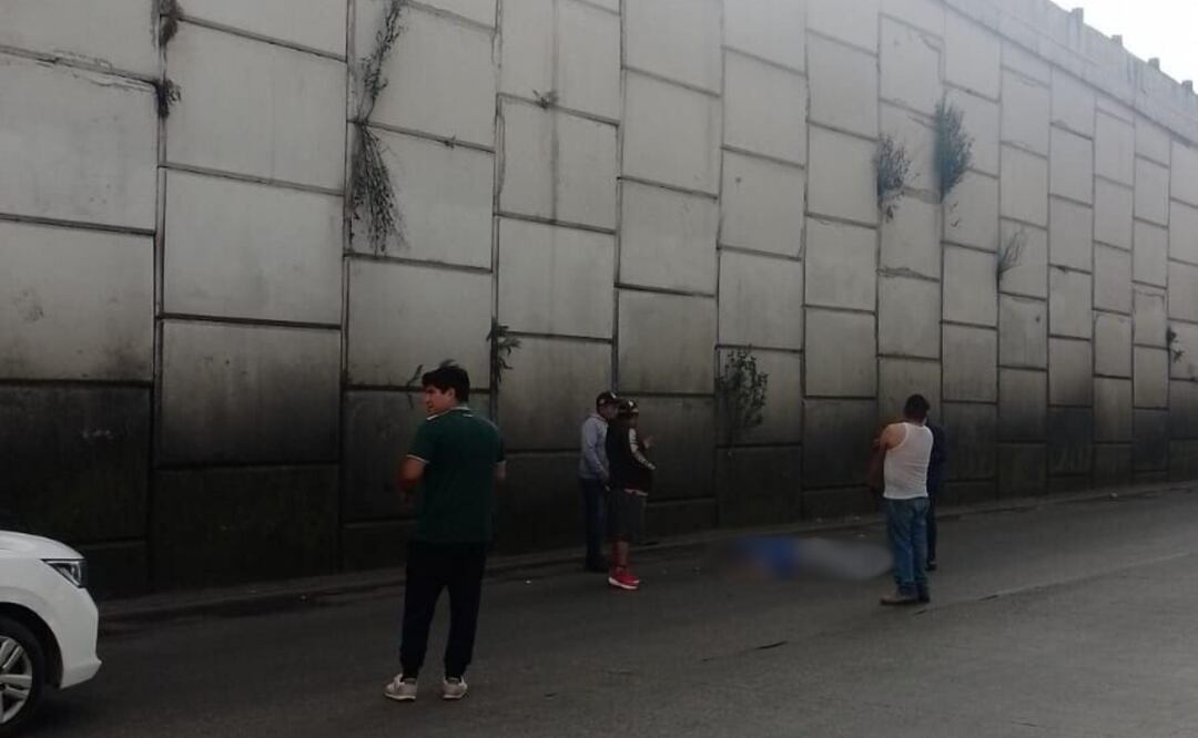 Motociclista pierde la vida tras caer de puente en Toluca. Foto: Especial