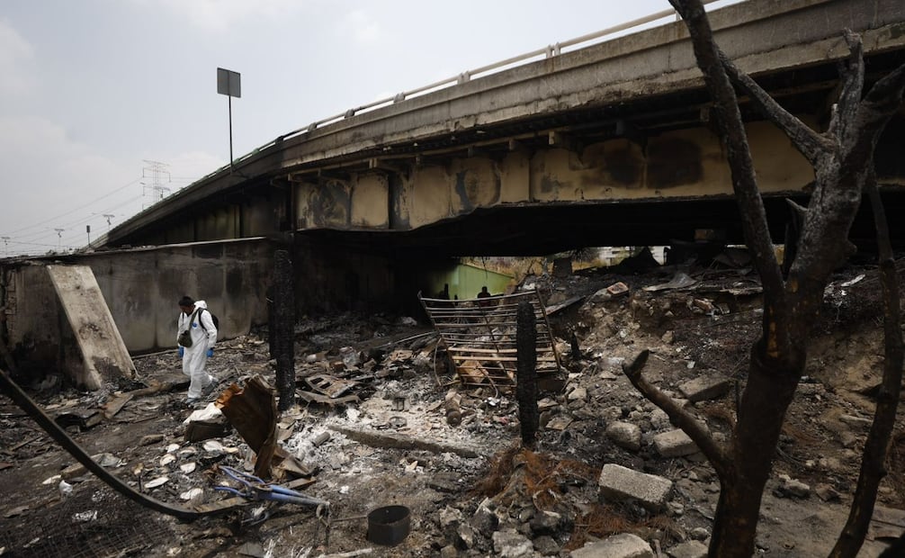 El incendio, originado en una recicladora clandestina, ha dejado inoperativa una de las vías más importantes de Ecatepec. Foto Especial