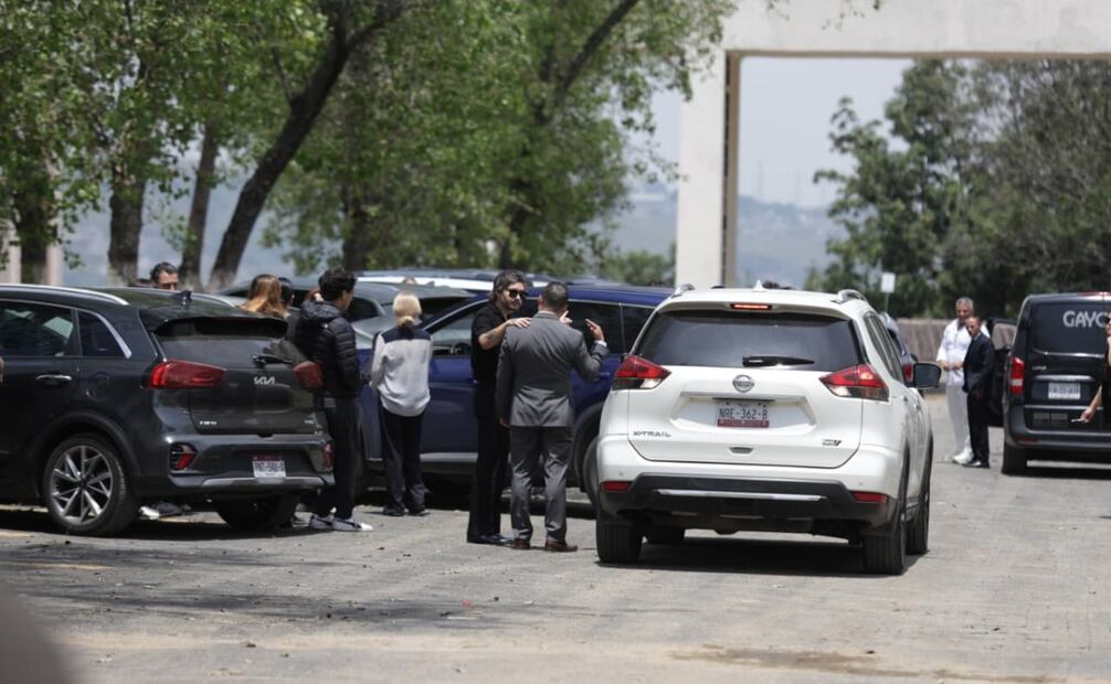 Familiares y amigos acudieron al panteón Los Cipreses para acompañar a Jonathan Meléndez y su familia durante su sepultura. Foto Carlos Mejía/ El Universal