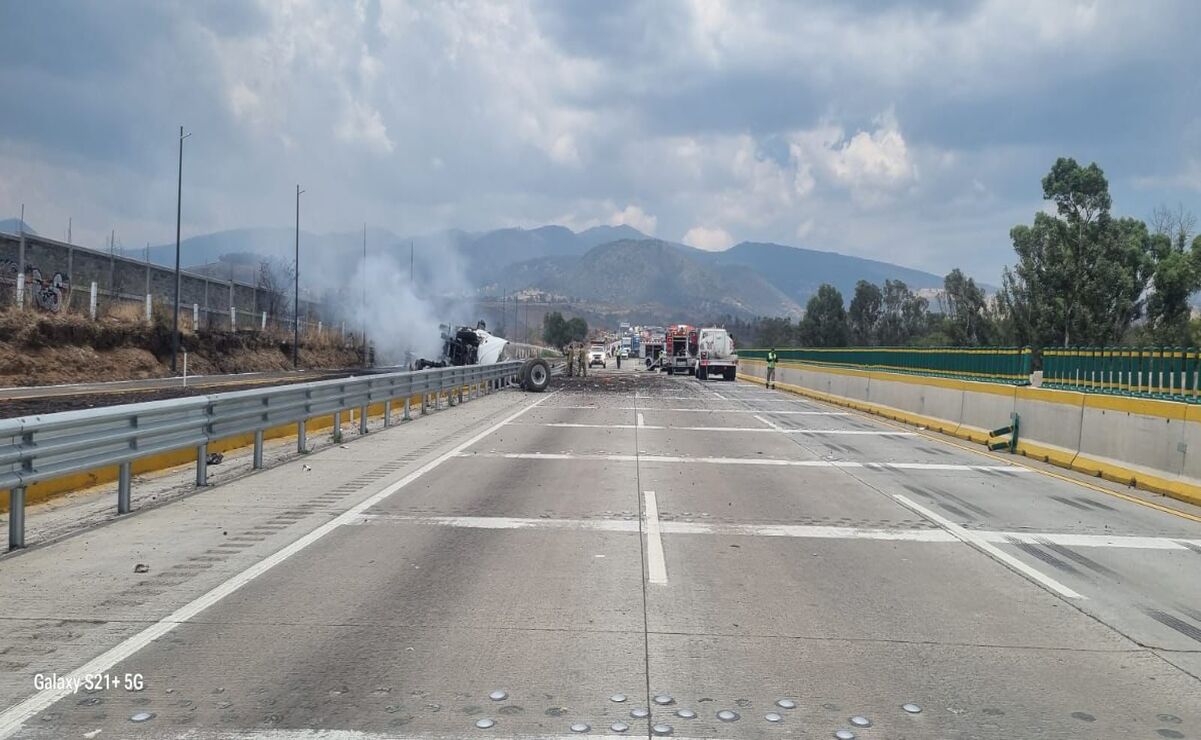 Al sitio arribaron bomberos de Ixtapaluca, Chalco, así como paramédicos de Caminos y Puentes Federales y Servicios Conexos / Foto: Especial