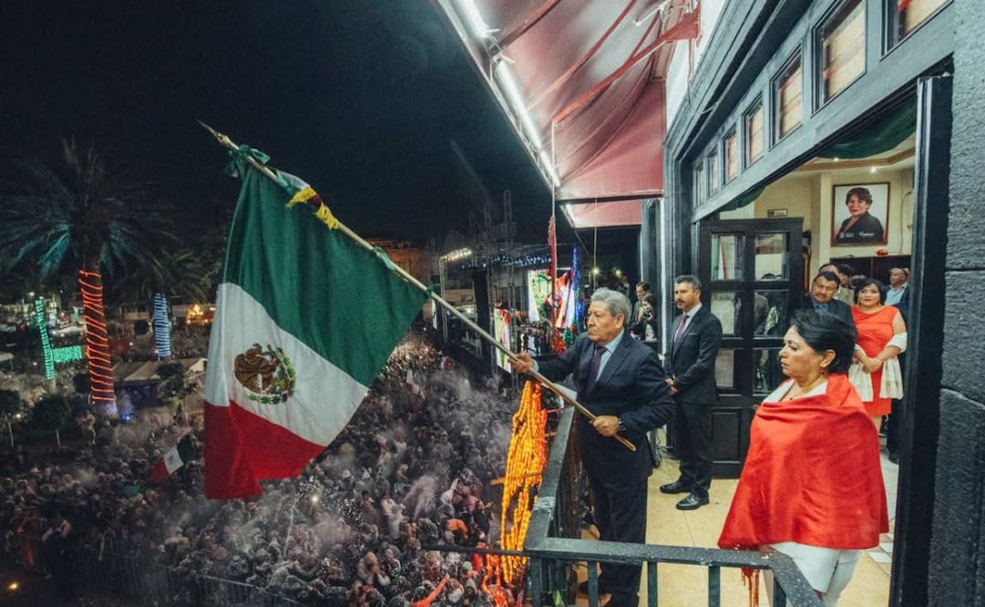 Sergio Luna Cortés encabezó la ceremonia del Grito de Independencia en la Plaza Hidalgo de Tultepec. Foto especial