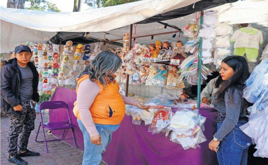 El Ayuntamiento de Toluca concedió permisos temporales hasta el 2 de febrero a tres organizaciones para 60 puestos en el Jardín Ignacio Zaragoza. Foto: Arturo Hernández / El Universal Edomex