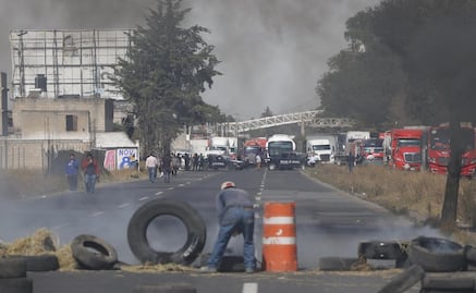 Video: Atropellan a una persona en la Toluca-Palmillas, vecinos bloquean la carretera