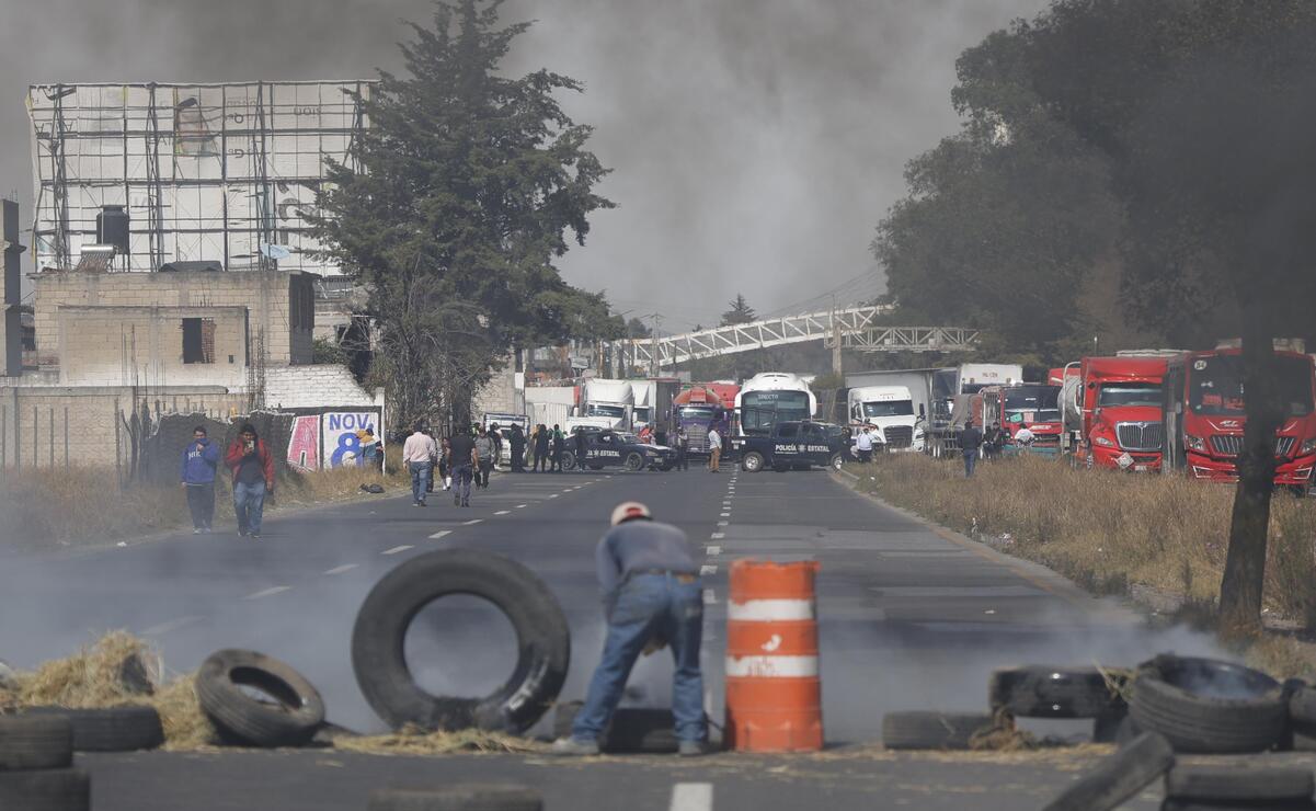 Video: Atropellan a una persona en la Toluca-Palmillas, vecinos bloquean la carretera