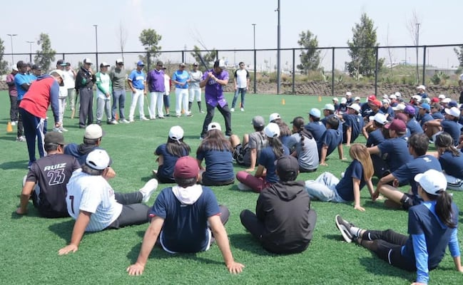 ¡De las Grandes Ligas a Texcoco! Vinny Castilla da cátedra de béisbol a niños del Valle de México