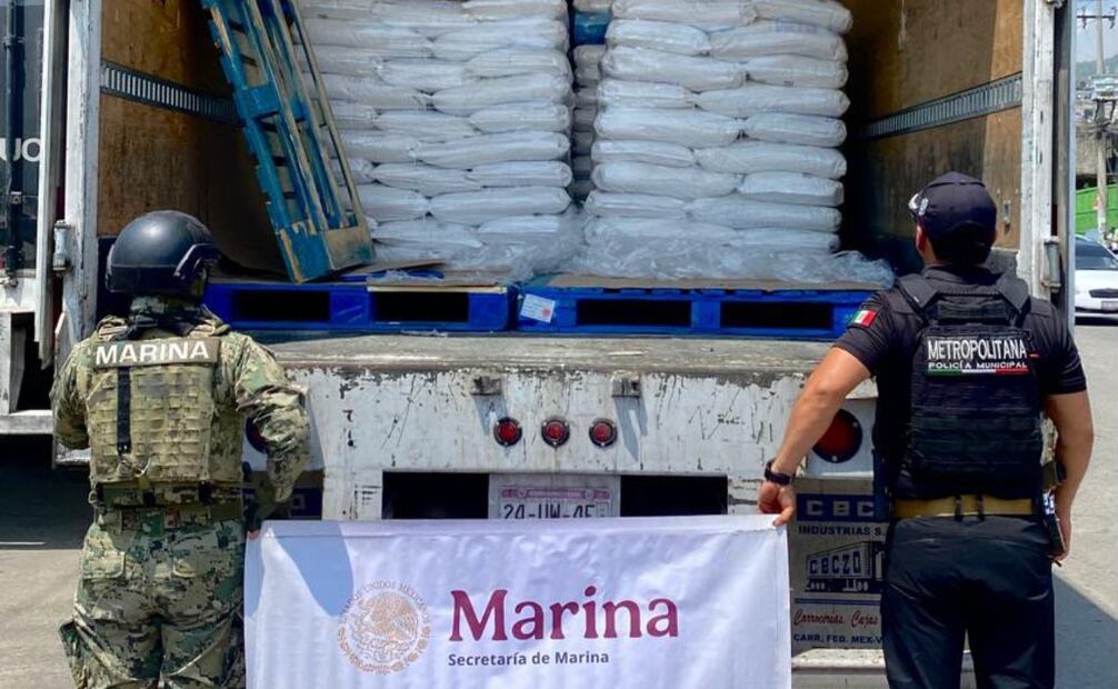Elementos de la Secretaría de Marina y de la Policía Metropolitana lograron ubicar el cargamento robado en calles de Ecatepec. Foto Especial